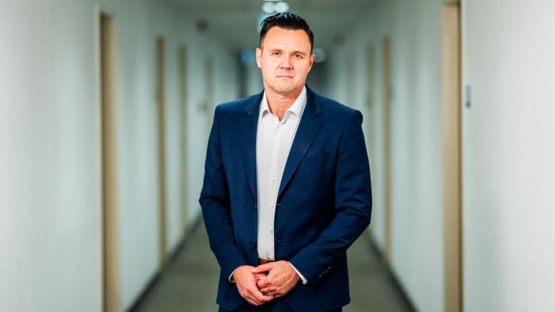 Az OTP biztonsági tanácsadója figyelmeztetett: bármennyire is korszerűsítjük a rendszereket, ha a magyarok önként adják át a pénzüket a csalóknak, a védelem hatékonysága nem lesz elegendő. - Pénzcentrum