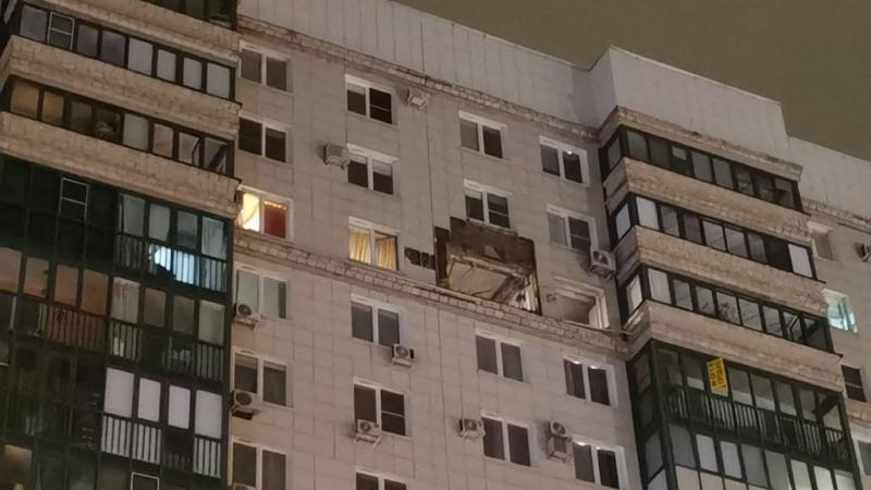 Dróncsapás érte az egyik lakóépületet a moszkvai térségben. A támadás következményeként több lakó is sérüléseket szenvedett, és a hatóságok azonnal a helyszínre érkeztek, hogy megkezdhessék a mentési munkálatokat. Az esemény aggasztóan rávilágít a jelenle