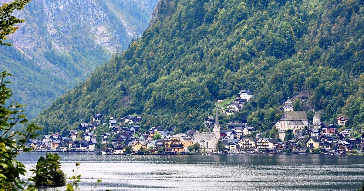 A Hallstatti-tó varázsa messze túlmutat az ismert szelfipont csillogásán.