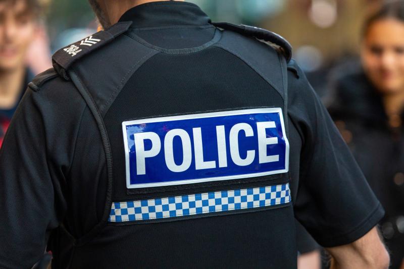 Egy szudáni menekültet bűnösnek találtak egy brit szálloda dolgozójának meggyilkolásában, és elítélték a bűncselekmény miatt.