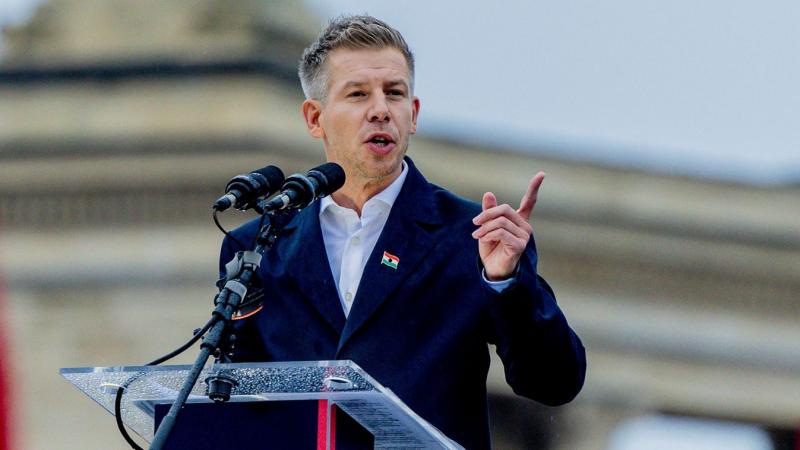 Magyar Péter nem találja a kiutat a védekezés szorításából.