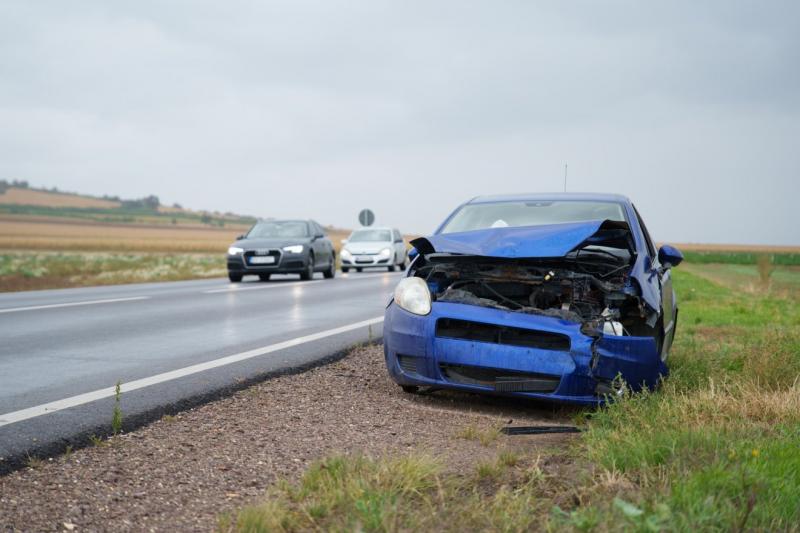 A közutak mentén parkoló járművek sorsa egyre sürgetőbb kérdéssé válik. A helyzet, amelyben ezek az autók vesztegelnek, nem csupán esztétikai problémát jelent, hanem komoly közlekedési és biztonsági kihívásokat is felvet. Sok esetben ezek a járművek elhag