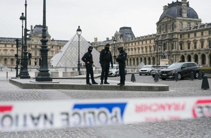 Louvre-rablás: őrizetbe vettek egy gyanúsított nőt