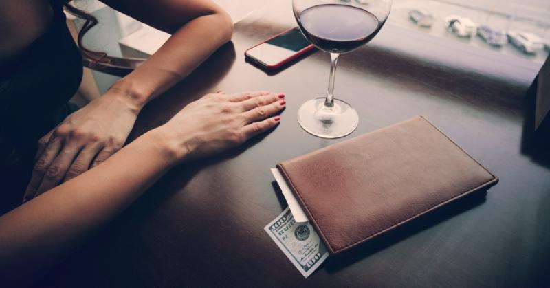 Borravalót hagytak a pulton, és amikor közelebbről megvizsgálta, az arca hirtelen elsápadt.