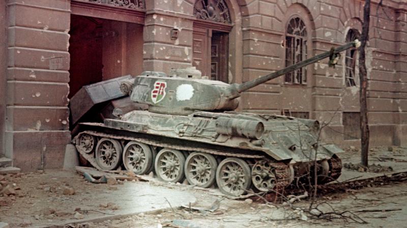 1956. november 4. – a tragikus nap, amikor a remények és álmok összeomlottak, és a szabadságharc álma végleg elhalt. Ezen a napon a bátor emberek küzdelme a szabadságért és a függetlenségért véget ért, és a fájdalom, valamint a veszteség árnyéka borult az