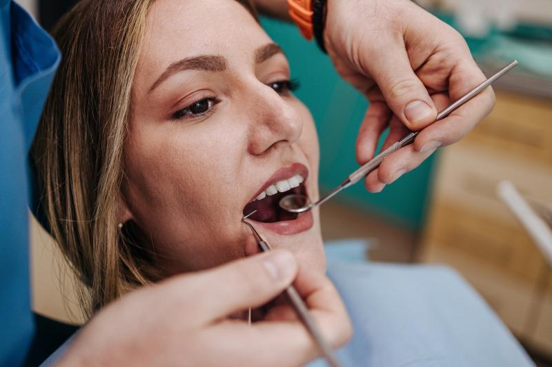 Ez a hétköznapi gyümölcs hozzájárulhat a fogíny egészségének megőrzéséhez, segítve ezzel a fogágybetegségek megelőzését.