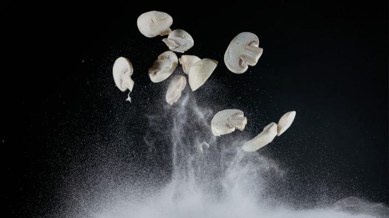 Íme néhány tipp, hogyan fagyaszthatod le a gombát, hogy íze hónapok múlva is olyan friss maradjon, mint az első nap! Először is, válaszd ki a legjobb minőségű gombát, majd alaposan tisztítsd meg őket. A gombákat érdemes felszeletelni vagy darabokra vágni,