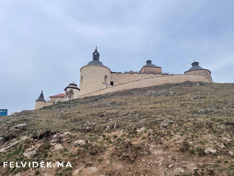 A krasznahorkai vár felújítása továbbra is lendületesen zajlik.