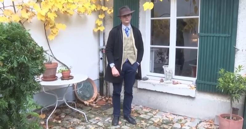 Feltárult a rejtély, ki volt az a titokzatos kalapos fiatalember, aki a Louvre környékén bukkant fel a rablás idején.