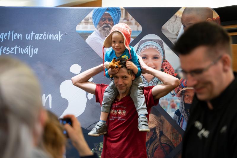 Fedezd fel a különleges kalandot a fesztivál világában - MMOnline! Itt minden egyes pillanat tele van izgalommal és meglepetésekkel, ahol a kalandorok találkozhatnak, és együtt élhetik át a felejthetetlen élményeket. Csatlakozz hozzánk, és merülj el a szó